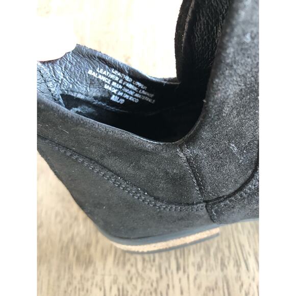 Born Arula Suede Ankle Distressed Side Cutout in Black - 6.5 - Picture 6 of 7